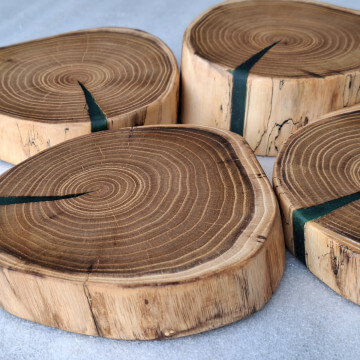 4 Kitchen coasters made of&nbsp;robinia slices 14 x 3-4.5cm