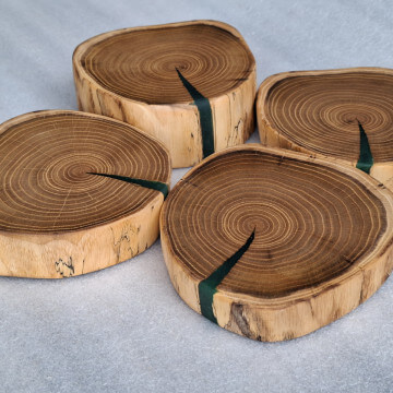 4 Kitchen coasters made of&nbsp;robinia slices 14 x 3-4.5cm