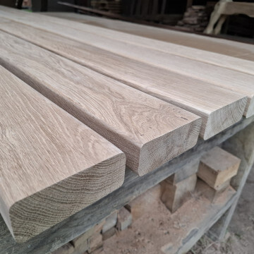 Balcony balustrades oak