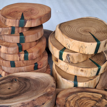 Kitchen coasters made of&nbsp;walnut, robinia and pear plastics