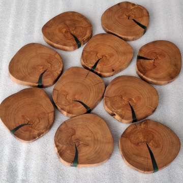 Kitchen coasters made of&nbsp;pear tree slices 12 x 2cm