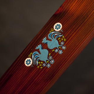 Rustykalny, ręcznie malowany karnisz sosnowy